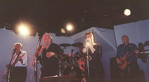 24 Levis reunion stage